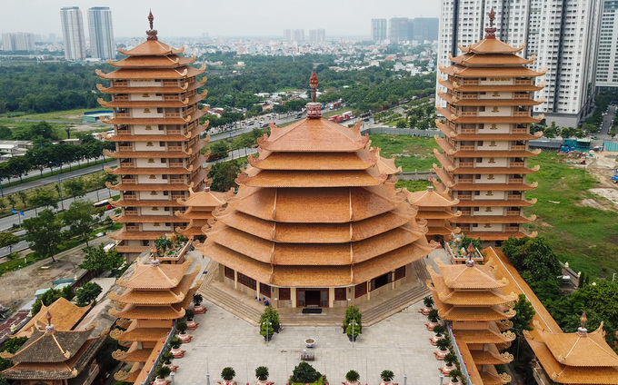 Pháp viện nằm ở khu đất rộng hơn 37.000 m2, với nhiều công trình, nổi bật là 4 bảo tháp cao ở bốn góc, giữa là khu chánh điện.Tháng 5/2019, Hội Kỷ lục gia Việt Nam đã xác lập 4 kỷ lục tại Pháp viện gồm: Ngôi tịnh xá có bốn bảo tháp lớn nhất Việt Nam, bảo tháp bằng gỗ thờ Phật trong chánh điện lớn nhất, nơi tổ chức Đại lễ kỷ niệm 60 năm Đức tổ sư Minh Đăng Quang vắng bóng lớn nhất và nơi diễn ra Lễ khất thực cổ Phật lớn nhất.Hai bảo tháp còn lại mang tên Hồng Ân, Tứ Ân. Hai tháp có hình tứ giác, gồm 13 tầng, cao 49 m, dùng để thờ linh cốt của chư Tăng và Phật tử.