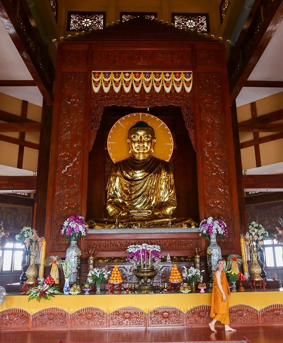 Bên trong chánh điện với kết cấu chính bằng gỗ, được điêu khắc hoa văn tinh xảo.Chính giữa là một bảo tháp bằng gỗ cao 13 m. Bên trong tôn trí tượng Phật Thích ca bằng đồng cao 7,2 m, nặng 7,2 tấn. Công trình này được công nhận là ngôi tịnh xá có bảo tháp bằng gỗ thờ Phật trong chánh điện lớn nhất Việt Nam.