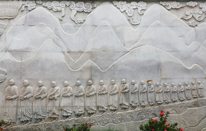 Những bức tranh trên đá, gỗ quanh pháp viện kể về các tích kinh Phật, quá trình hình thành của hệ phái Khất sĩ...