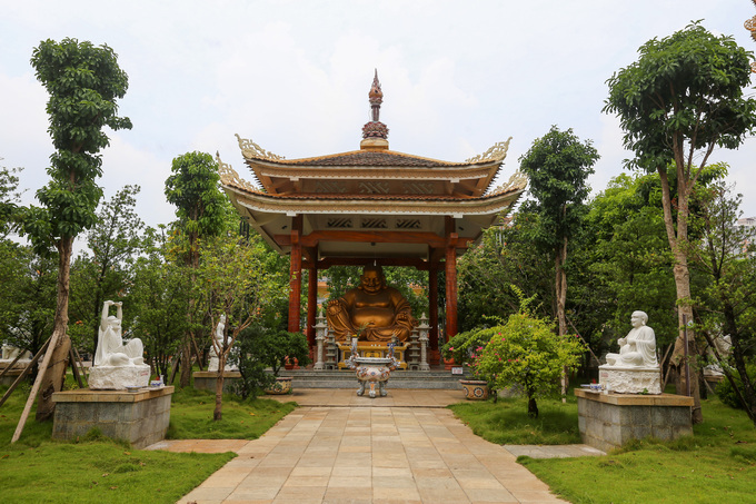 Khuôn viên pháp viện rộng rãi với nhiều cây xanh, bonsai cùng tượng Phật bài trí trong các điện, trên thảm cỏ...