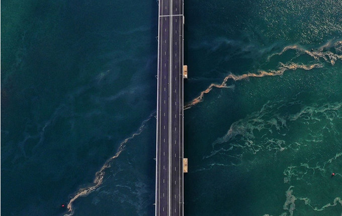 Cầu Cầm Hải, nối liền thành phố Cẩm Phả với huyện Vân Đồn là đoạn đường đẹp nhất của cao tốc. Cây cầu dài 790 m, nhịp chính thi công theo công nghệ đúc hẫng cân bằng. Hai bên cầu là khung cảnh non nước hữu tình, đẹp tựa bức tranh thủy mặc. Ảnh: Minh Cương.