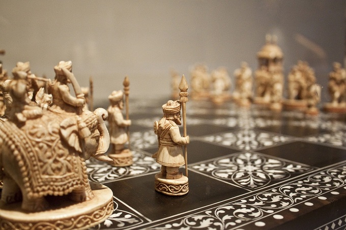 Cờ vua có nguồn gốc từ Ấn ĐộCờ vua là một trong những trò chơi được yêu thích nhất trên toàn cầu. Nó còn được biết đến là một bộ môn nghệ thuật và khoa học. Các nhà sử học cho rằng, cờ vua là biến thể của một trò được chơi, có nguồn gốc ở Ấn Độ từ thế kỷ thứ 6 với tên gọi Ashatapada. Ảnh: Hindu Scriptures.