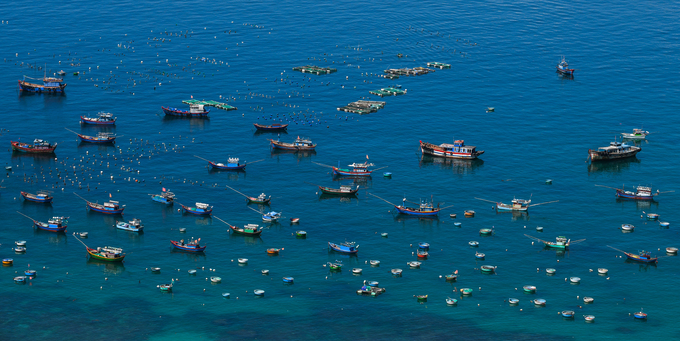 Đảo Cù Lao Xanh hiện có khoảng 500 hộ dân, đa phần đều làm nghề đánh bắt hải sản gần bờ. Trong ảnh là cảng cá lớn nhất đảo, nơi tập trung tàu thuyền của ngư dân và tàu du lịch chở khách tham quan.