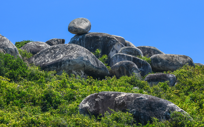 Tảng đá nằm trên ngọn đồi gần khu vực “bãi thảo nguyên”, nơi đang là nghĩa địa của đảo. Trên thế giới có nhiều tảng đá nổi tiếng vì tồn tại theo kiểu thách thức trọng lực, với kích thước lớn hơn như Kummakivi (Phần Lan), Peyro Clabado (Pháp), Krishna's Butterball (Ấn Độ)…