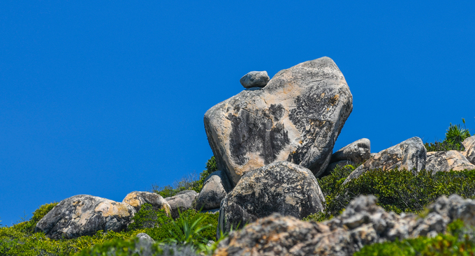 Anh Nguyễn Vinh Niên, một người dân khác cho biết, hầu hết tảng đá đều nằm trên những ngọn đồi cao từ 10 đến 20 m, khách du lịch khó tiếp cận. “Nếu những hòn đá này ở thấp một chút có thể đã nổi tiếng vì mọi người check-in nhiều”, anh Niên nói.