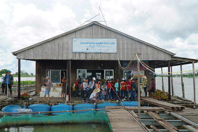 Bè nuôi cá là một trong những điểm tham quan ở cửa ngõ vào Cồn Sơn (quận Bình Thuỷ, TP Cần Thơ). Những bè cá đầu tiên tại đây được đóng gần 20 năm trước. Nhờ thời tiết thuận lợi và được hỗ trợ kiến thức chuyên môn, hiện khu vực có gần chục nhà bè do người địa phương phát triển.