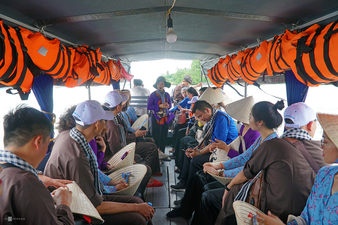 Để lên nhà bè, du khách phải di chuyển bằng thuyền hoặc phà. Các chuyến khởi hành tại bến Cô Bắc (hẻm 13, đường Lê Hồng Phong). Phà chạy cả ngày từ 6h đến 22h, giá 5.000 đồng một lượt.