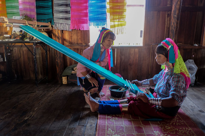 Kayan là một dân tộc thiểu số có nguồn gốc cổ xưa ở Myanmar. Họ sinh sống rải rác ở Bagan, Inle và cả ở vùng biên giới giáp Thái Lan. Nếu du khách mua tour tham quan hồ Inle, "làng cổ dài" sẽ là một trong những điểm dừng chân thú vị của chuyến đi.