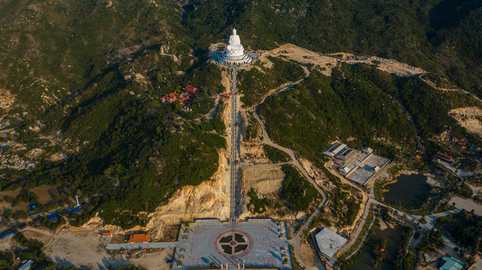 Cách trung tâm Quy Nhơn chừng 20 km là chùa Linh Phong với tượng Phật ngồi lớn nhất Đông Nam Á, thu hút nhiều du khách tâm linh. Tượng có chiều cao 69 m, đường kính 52 m được thiết kế trên một tòa sen nằm ở lưng chừng núi, ở độ cao 129 m và hướng nhìn ra biển.Chùa thuộc xã Cát Tiến, huyện Phù Cát, toạ lạc ngay trên tuyến đường ĐT 639 và quốc lộ 19B nối sân bay Phù Cát và Quy Nhơn.