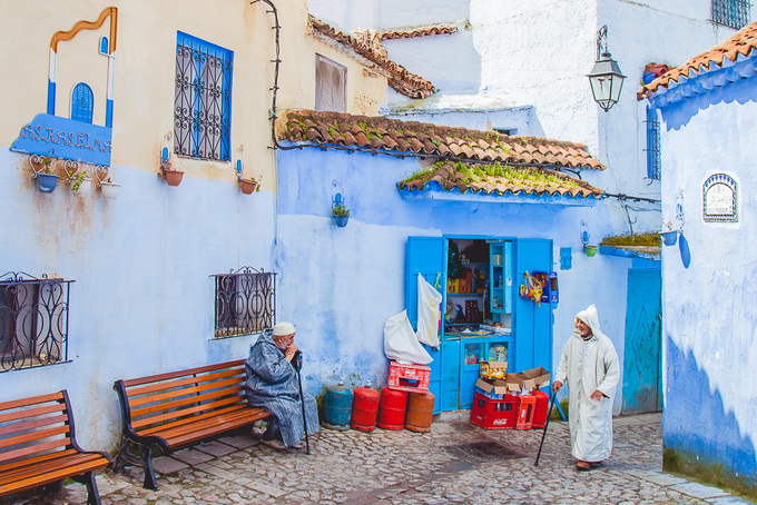 Thị trấn Chefchaouen được thành lập năm 1471 ở dãy núi Rif, phía Bắc Morocco bởi người Do Thái và người Moor trên đường chạy trốn khỏi Tây Ban Nha. Trong chuyến du lịch, Silvia được nghe nhiều câu chuyện giải thích về màu xanh của Chefchaouen. Có giả thuyết cho rằng những người Do Thái trước đây đã sơn xanh thị trấn để chống côn trùng, hay màu sắc này có ý nghĩa tượng trưng cho biển cả, thiên đàng.