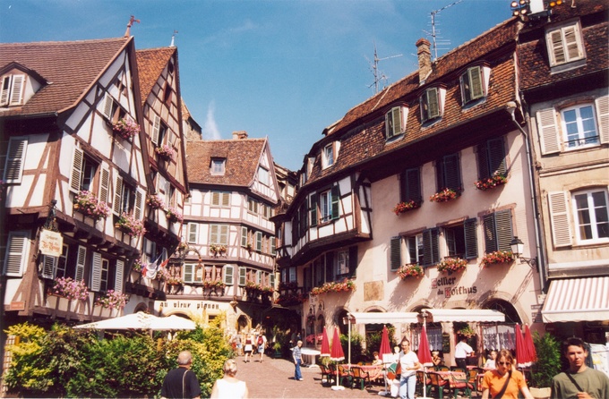 Vùng Alsace ở miền đông bắc nước Pháp nổi tiếng với các thị trấn đẹp như tranh vẽ có nghề sản xuất rượu vang lâu đời. Trong đó, thị trấn Colmar hút du khách nhờ những ngôi nhà thiết kế độc đáo.