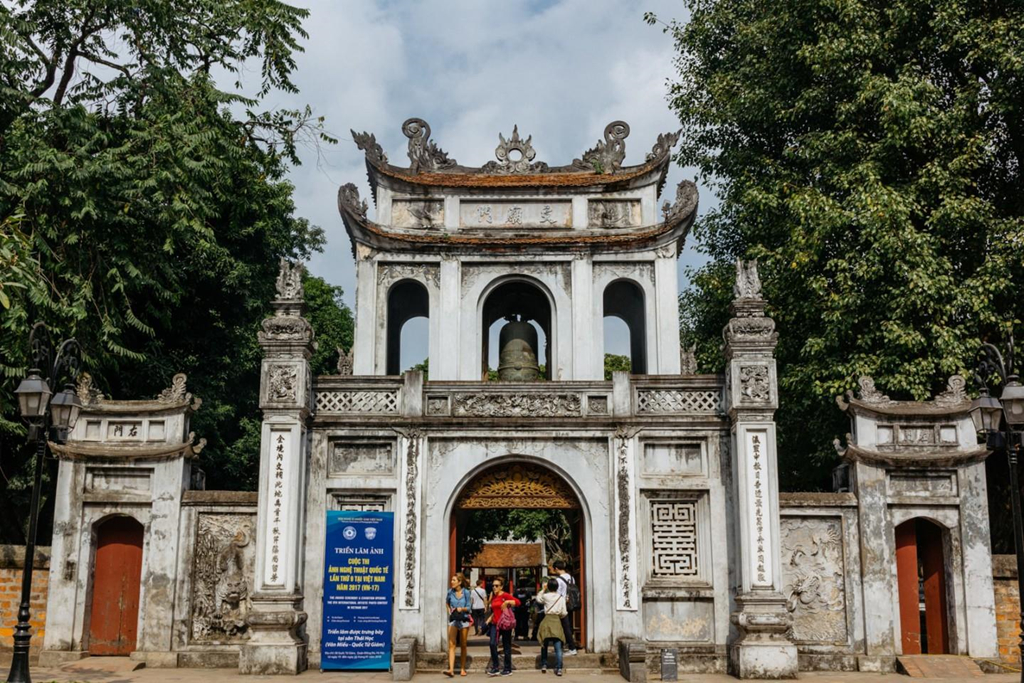 Nghỉ trưa xong xuôi, du khách tiếp tục ghé thăm Văn Miếu, trường đại học đầu tiên của Việt Nam. "Văn Miếu là một trong những công trình lâu đời nhất Hà Nội. Mọi người tới đây thường đi dạo, ngắm cảnh hoặc ngồi nghỉ ngơi", cô cho biết. Ảnh: Shutterstock.