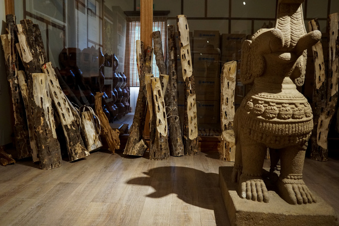 Những khúc cây dó bầu, tác nhân chính hình thành nên trầm hương được trưng bày. Rải rác trong bảo tàng còn đặt các mô hình tượng voi chiến, linga, nữ thần... của nền văn hóa Chăm một thời rực rỡ ở miền trung Việt Nam.