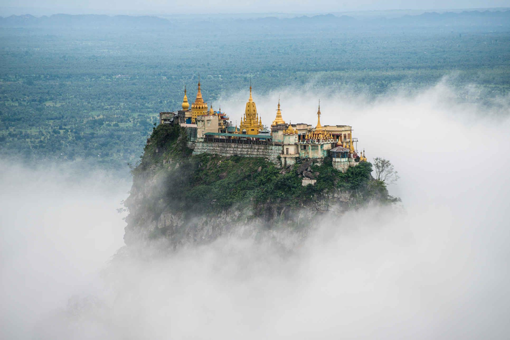 Đứng trên đỉnh Popa, ngọn núi linh thiêng nổi tiếng của Myanmar, nhìn về phía tây nam, bạn sẽ thấy Taung Kalat, tu viện dát vàng nằm ở độ cao khoảng 737 m so với mực nước biển. Du khách còn có thể được chiêm ngưỡng Taung Kalat từ sông Ayeyarwady cách đó 60 km. Ảnh: Staff Travel Voyage.