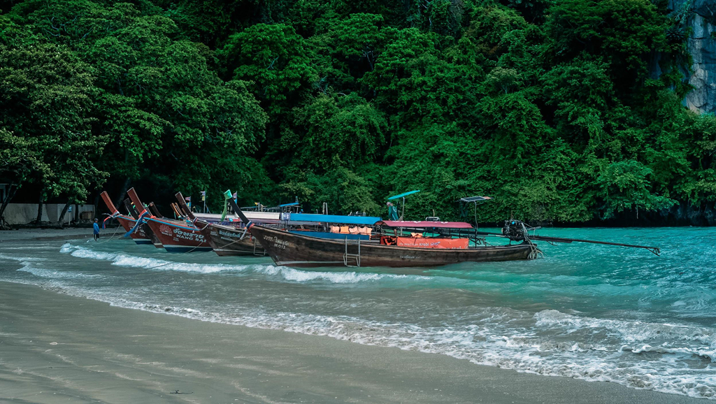 Krabi là tỉnh ven biển phía nam Thái Lan Được mệnh danh là thiên đường với những bãi biển xinh đẹp, nước trong xanh, cát trắng trải dài... Ngoài Krabi, phía nam Thái Lan còn nổi tiếng với Phuket, với Koh Samui. Các địa điểm này ở ở gần nhau, cách khoảng 2-3 giờ di chuyển bằng tàu, thuận tiện cho việc tham quan của du khách.