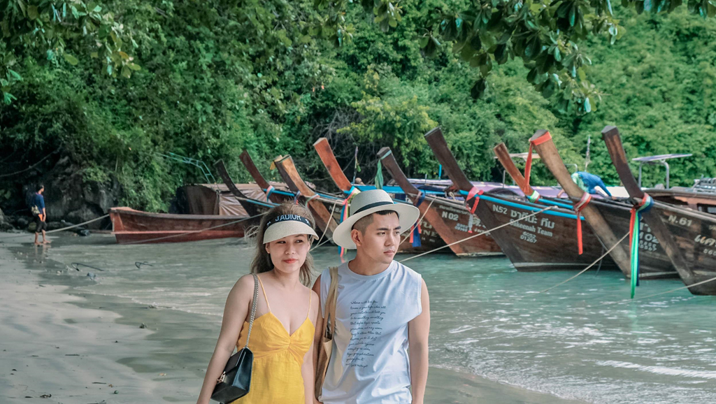 Để chuyến đi "nhàn hơi" hơn, bạn có thể chọn khám phá Krabi theo tour. Các tour được nhiều du khách lựa chọn thường đi đảo Koh Phi Phi và các đảo lân cận như Bamboo, Monkey Beach, Viking Cave, Pileh Lagoon hoặc tour đi đảo Hong. Giá tour dao động từ 1.000-1.200 bath/người kèm phí môi trường (tương đương 1-1,2 triệu đồng).