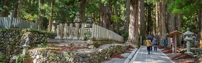 Một trong những điểm nổi bật của ngôi làng là Okunoin, nghĩa trang linh thiêng nhất Nhật Bản.
