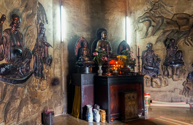 Không gian bên trong đài sen nhỏ, xung quanh điêu khắc nhiều tượng Phật. Công trình này được xây dựng sau năm 1975, khi bức tượng Kim Thân Phật tổ hoàn thành.