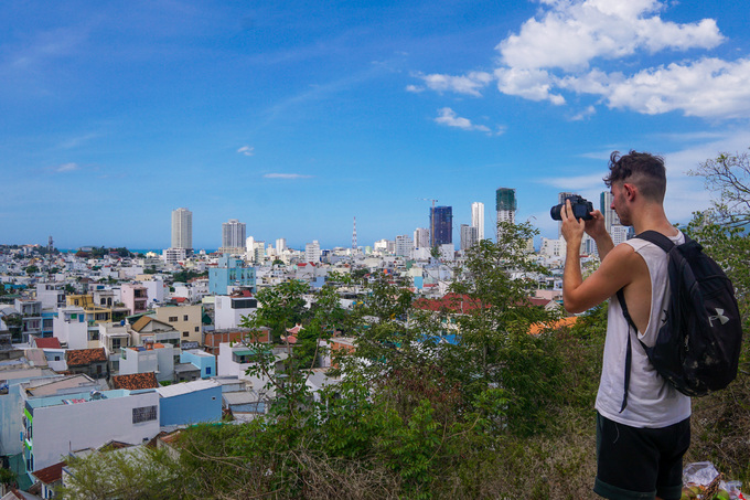 Từ đỉnh đồi, du khách còn nhìn thấy toàn cảnh thành phố Nha Trang.