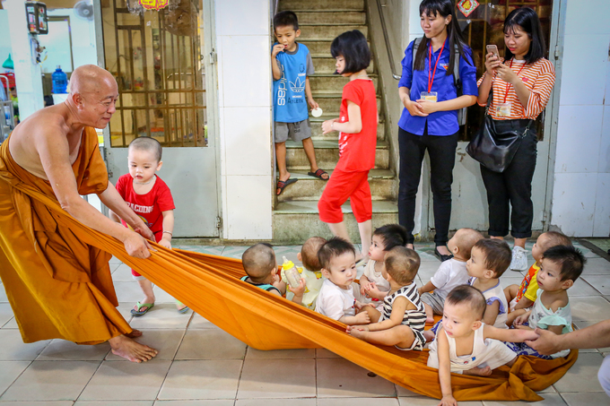Hiện nhà chùa đang chăm sóc hơn 240 trẻ, đồng thời dạy học và khám chữa bệnh, phát thuốc nam miễn phí cho hàng nghìn người vào mỗi tuần.