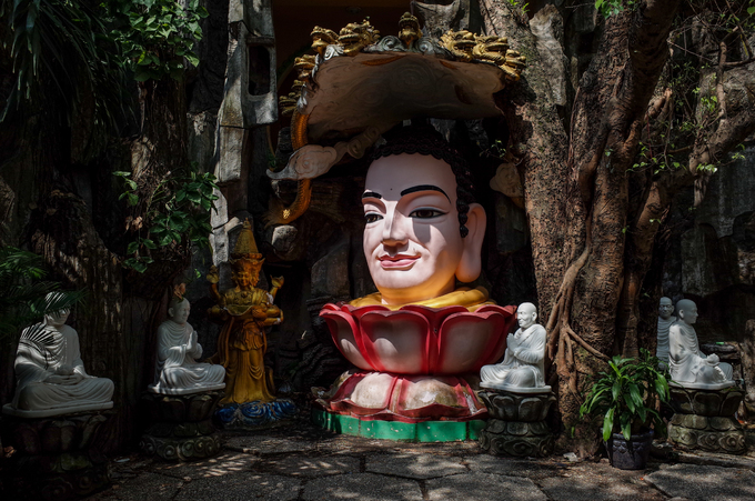 Khuôn viên chùa có những những bức tượng Phật đặt bên hang đá, cây bồ đề... tạo cảnh quan nguyên sơ, thanh tịnh.