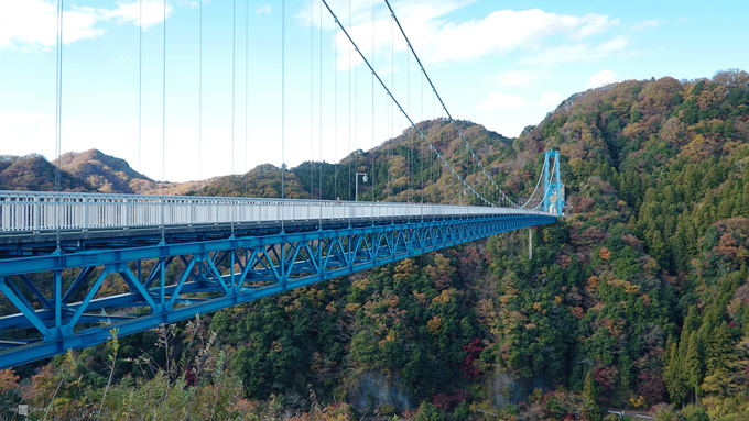 Cầu treo Ryujin nằm trong công viên thiên nhiên Okukuji, tỉnh Ibaraki, Nhật Bản. Với chiều dài 375 m, đây là cầu đi bộ dài thứ 3 tại Nhật Bản, sau cầu Mishima Sky Walk dài 400 m (tỉnh Shizuoka) và Kokonoe Yume Ooturibashi dài 390 m (tỉnh Oita). Đến đây vào mùa thu, du khách như lạc vào một thế giới đa sắc màu của những cánh rừng đang thay lá.