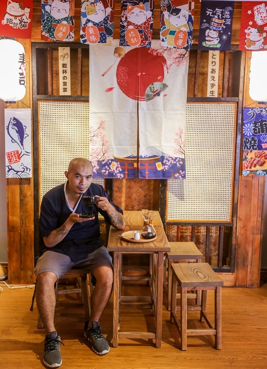"Tôi vốn đam mê văn hóa truyền thống Nhật, mang nhiều nét riêng đặc sắc. Sau vài lần sang Nhật, đi những quán xá bên đó thấy thú vị nên tôi mở quán cà phê mô phỏng hình ảnh đất nước này", anh Trần Tuấn (chủ quán) cho biết.
