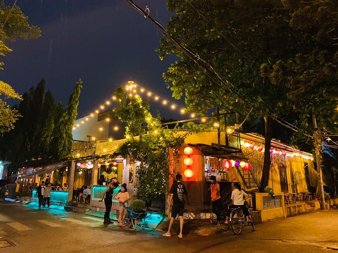 Nằm trong hẻm ở quận Tân Phú, quán cà phê thiết kế theo phong cách xưa cũ không chỉ là điểm hẹn của giới trẻ mà còn được lòng cả người trung niên Sài thành.