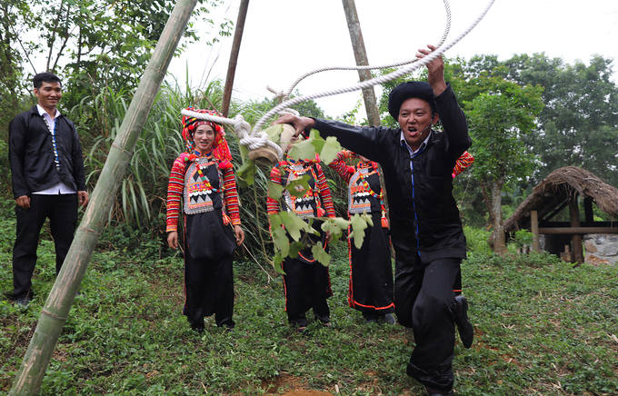 Tết Mùa mưa (Dế khù chà) được tổ chức vào tháng 5 âm lịch hàng năm, khi bắt đầu mùa mưa và lúa đã đến thì con gái. Dân bản sẽ họp bàn và thống nhất ngày cúng, thường được chọn là ngày hợi (con lợn) hoặc ngày thìn (con rồng).Trước ngày diễn ra lễ cúng sẽ có lễ dựng cây đu, đây là phong tục cổ truyền lâu đời của người Hà Nhì ở vùng cao Tây Bắc (chủ yếu tập trung ở Lai Châu, Lào Cai, Điện Biên).