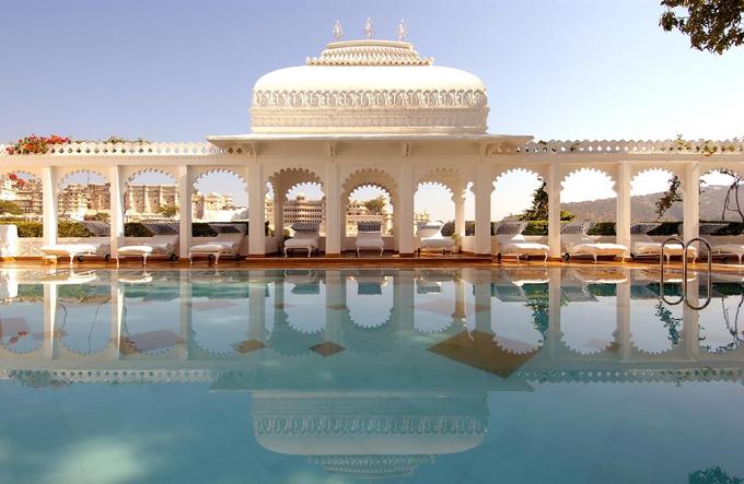 Cung điện Taj Lake, Udaipur, Ấn ĐộKhu nghỉ dưỡng này được xem là một trong những nơi xa hoa và lộng lẫy nhất đất nước, nằm giữa lòng hồ Pichola, Udaipur, miền Tây Ấn Độ. Giữa vùng sa mạc của Rajasthan, màu xanh của núi non và nước hồ trong vắt, cung điện hiện lên sừng sững với lối kiến trúc tái hiện thời hoàng kim Ấn Độ, khiến du khách như đi lạc vào một câu chuyện cổ tích.