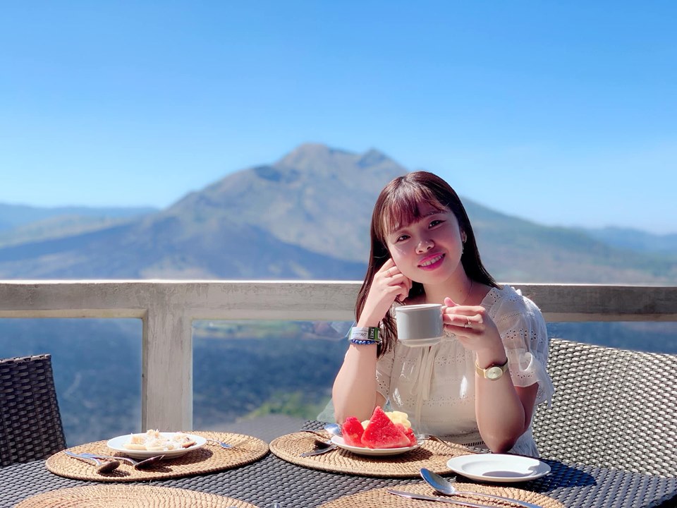 View uống cafe sau lưng là núi lửa Batur còn hoạt động bao sống ảo, bao đẹp nha