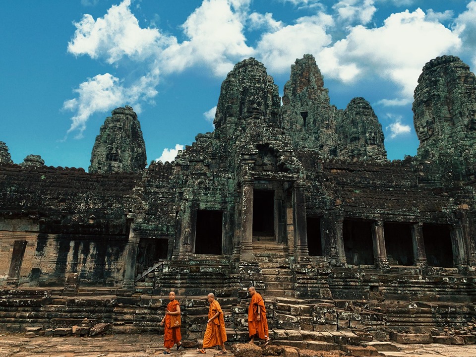 Angkor Thom Đây là bức ảnh ngẫu hứng khi mình đang đưa điện thoại lên để chụp toàn ảnh Angkor Thom thì vô tình có 3 nhà nhà sư đi qua thế là nháy lia lịa ra được sản phẩm này đây