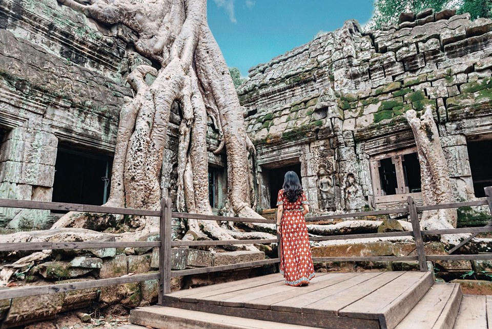Ta Pohm Temple Đây là một quần thể đền bị lãng quên, đến khi được tìm thấy những cây cổ thụ to đã phát triển nhanh, rễ cây trườn lên vách tường của đền vô cùng đặc biệt. Đây là một trong những địa điểm được checkin nhiều nhất ở Angkor