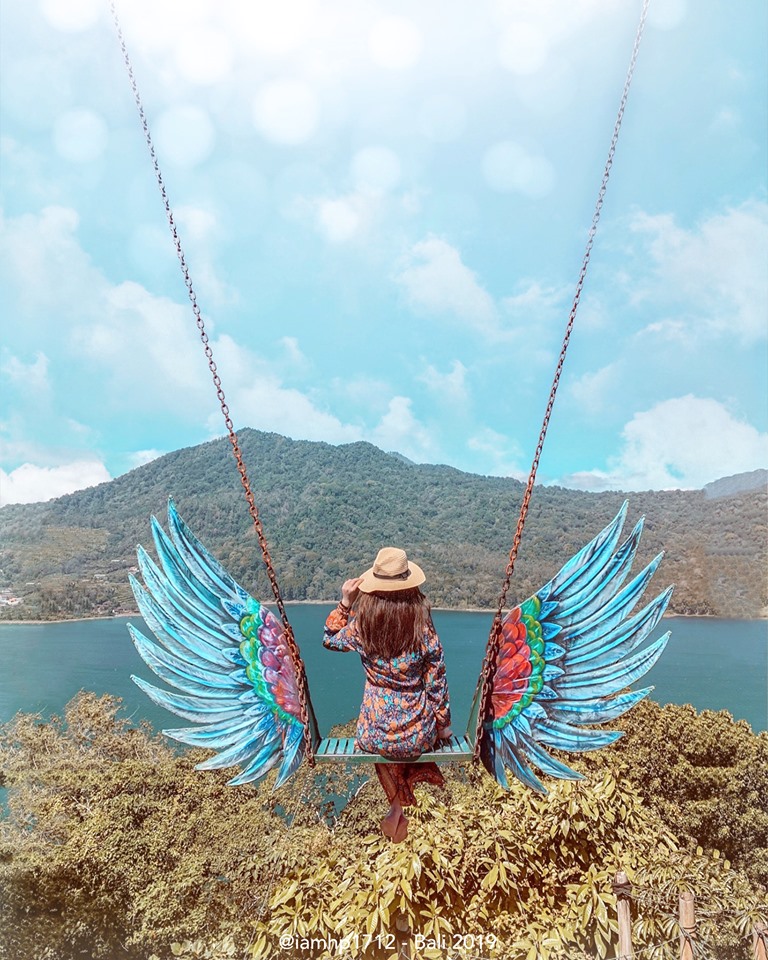 Một chiếc xích đu với đôi cánh chim làm cảm giác được bay thật sự ở Wanagiri Hidden Hill 