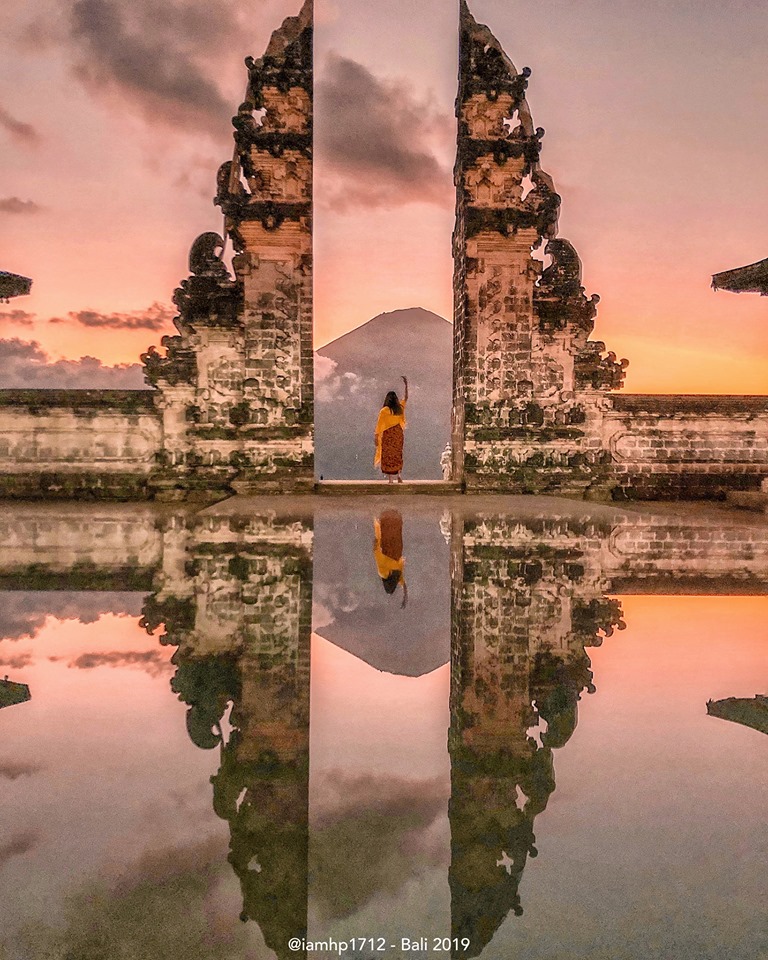 “Săn đuổi” hoàng hôn tại cổng trời Lempuyang - một địa điểm rất nổi tiếng ở Bali. Đi vào lúc chiều tối bạn sẽ có cơ hội cao hơn để có thể thấy núi Agung. Xếp hàng tầm 1 tiếng rưỡi đến 2 tiếng chỉ để chụp được bức ảnh để đời này
