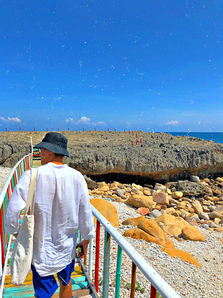 Cầu sắc màu dẫn ra bãi san hô cổ hóa thạch ở Hang Rái 