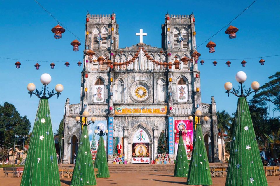 NHÀ THỜ MẰNG LĂNG Nằm ở xã An Thạch, huyện Tuy An, nhà thờ Mằng Lăng là một trong những nhà thờ lâu đời nhất và nổi tiếng nhất Việt Nam, được xây dựng năm 1892. Theo kiểu kiến trúc mái vòm Gothic, với những khung cửa sổ hoa hồng, nét trang trí cầu kì, độc đáo.