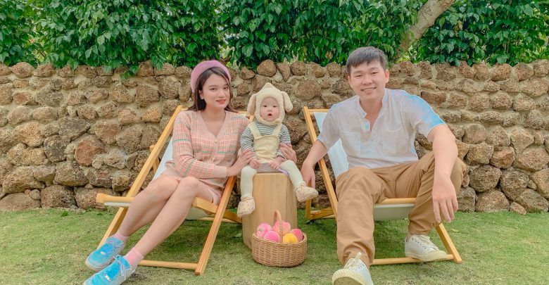 Hãy ngắm nhìn bức ảnh gia đình tuyệt đẹp của một gia đình ở Đà Lạt. Với khung cảnh ngập tràn hoa đào, cây cối xanh um tưởng chừng như là một bức tranh sống động. Bức ảnh sẽ mang đến cho bạn những kỷ niệm tuyệt vời về một thành viên gia đình hạnh phúc.